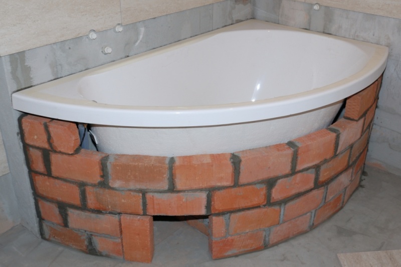 Badekar med murstenskærm
