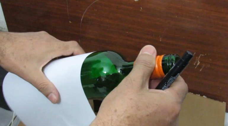 Simple ways you can use to cut a glass bottle: surgical technique and safety measures