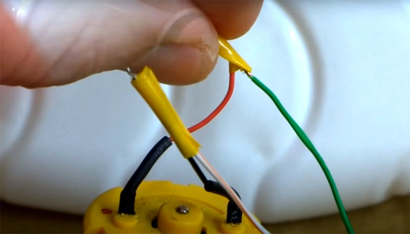 Conecte os contatos do motor e da lâmpada e proteja os pontos de conexão com fita isolante