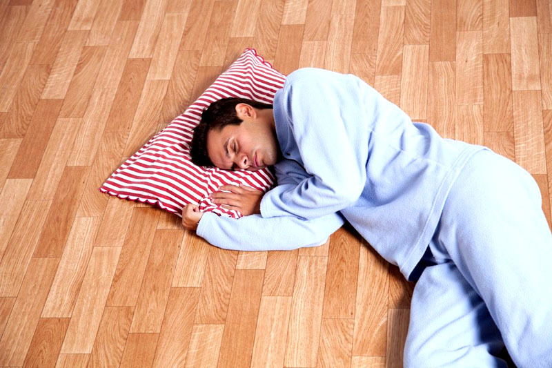 A još je učinkovitije sjesti spavati na pod, sav se vrući zrak diže prema gore i ovdje ćete se osjećati bolje.