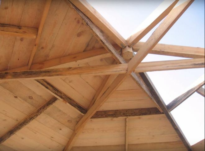 Uređaj krova drvene sjenice šesterokutnog oblika