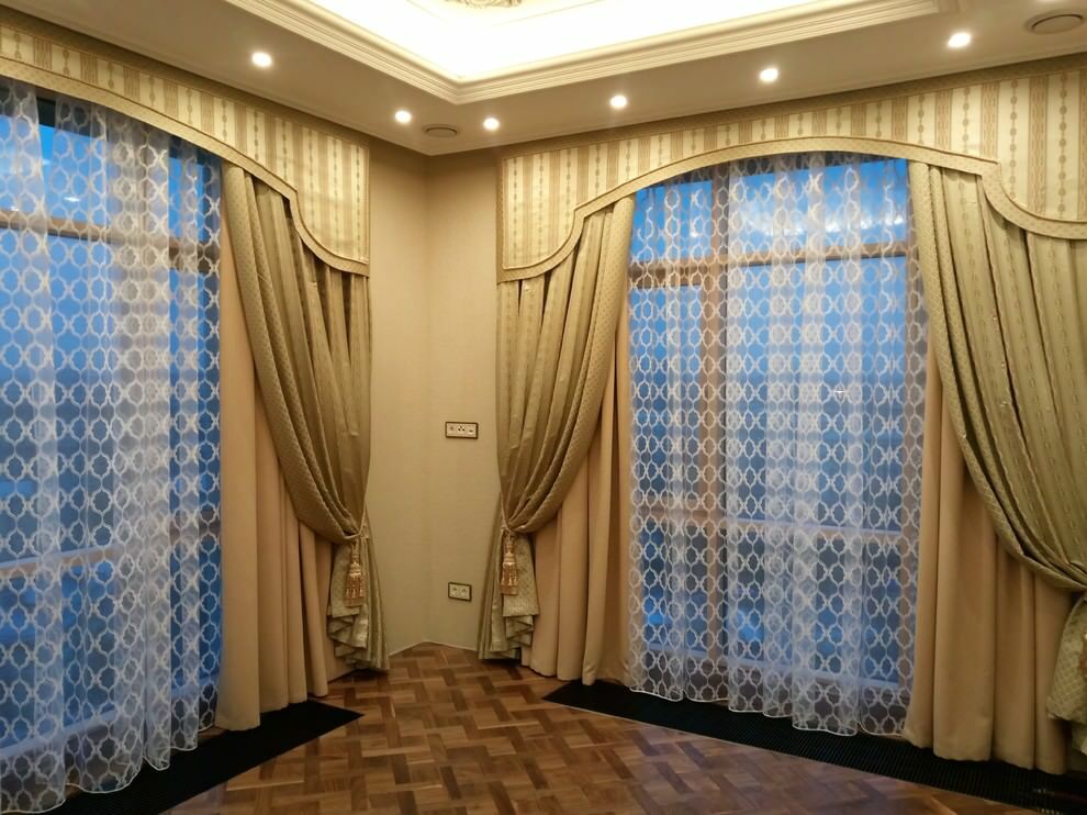 Decoración de ventanas en el pasillo con cortinas con un lambrequin.