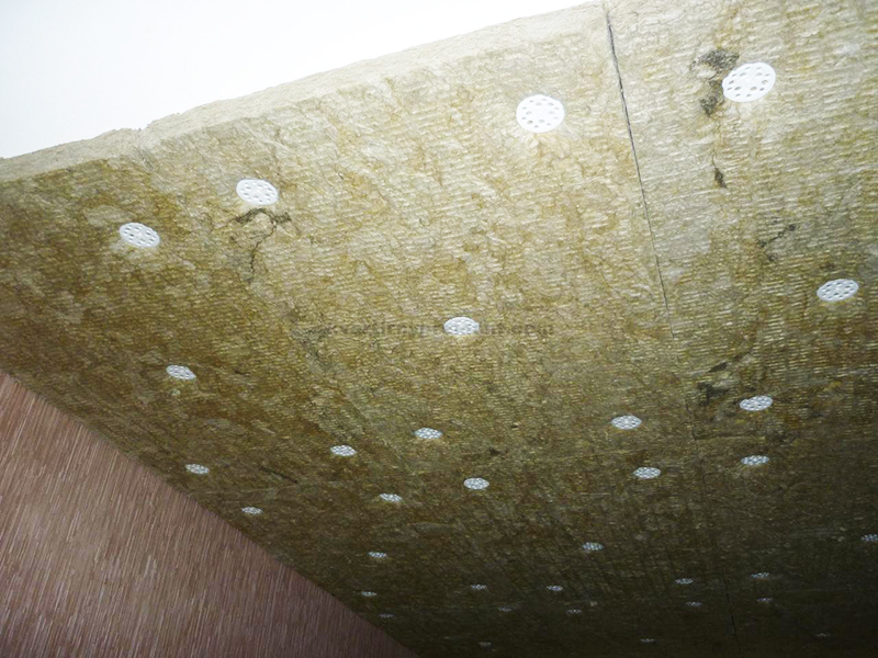Geluidsisolatie van het plafond in het appartement met Technoacoustic basaltwol geproduceerd door TechnoNIKOL