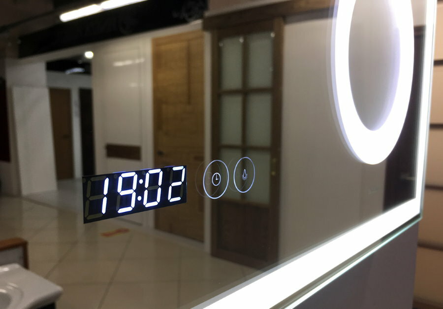 Digitālais pulkstenis augsto tehnoloģiju vannas istabā