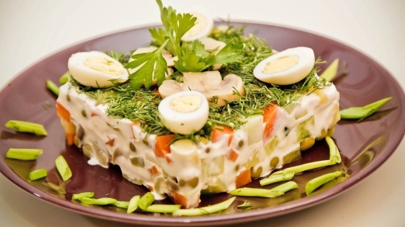 Sztereotípiák megtörése: 6 Olivier saláta recept, amelyek sokakat meglepnek