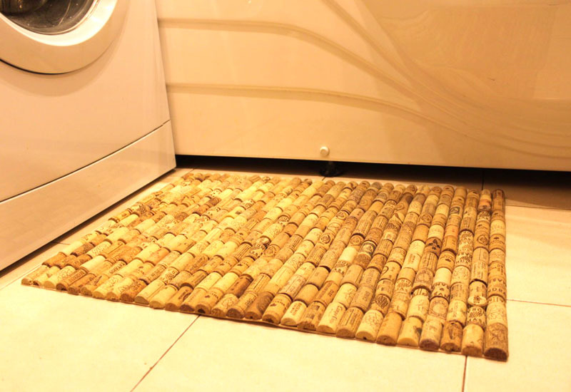 לשטיח מסוגנן ויפה התאימו את הפקקים לגודל הנכון והניחו אותם אנכית