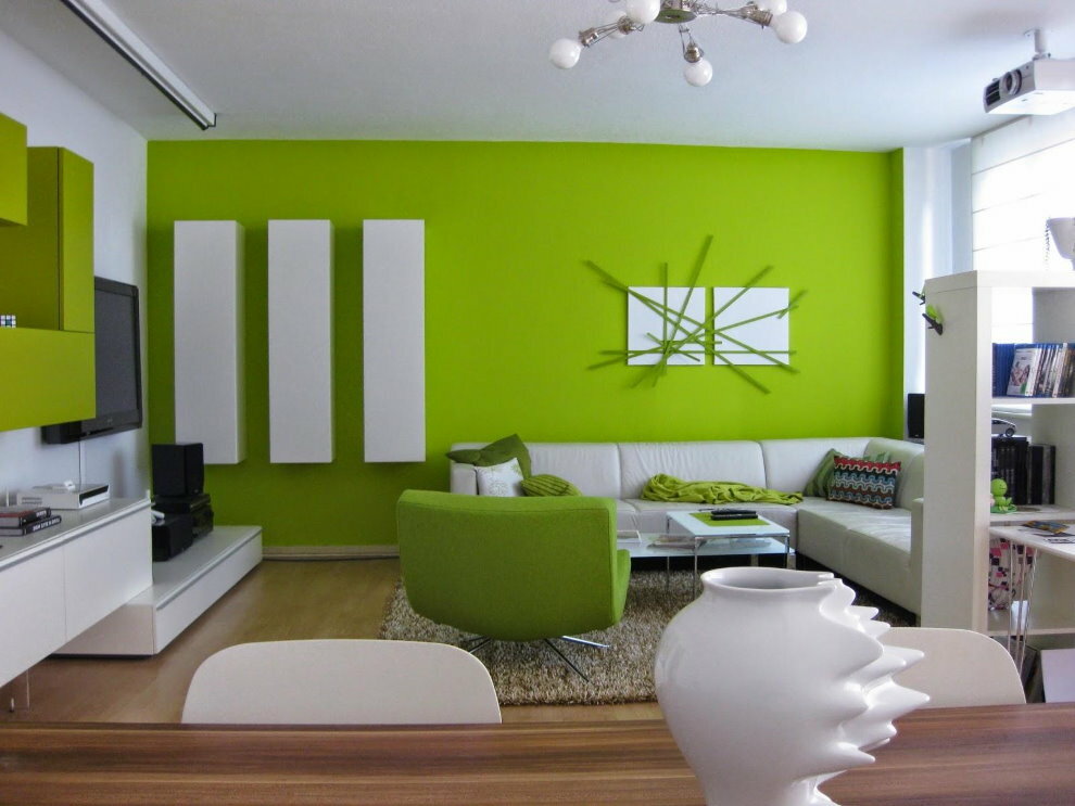 Oturma odasının yeşil duvarındaki beyaz dolaplar