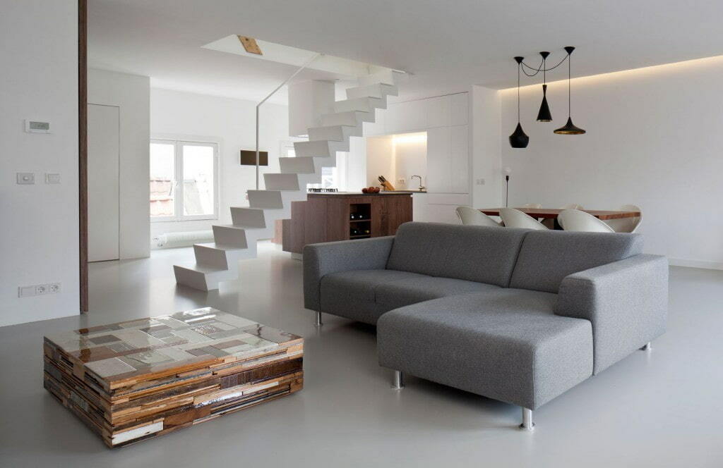 Stūra dīvāns divu līmeņu studijas tipa dzīvoklī