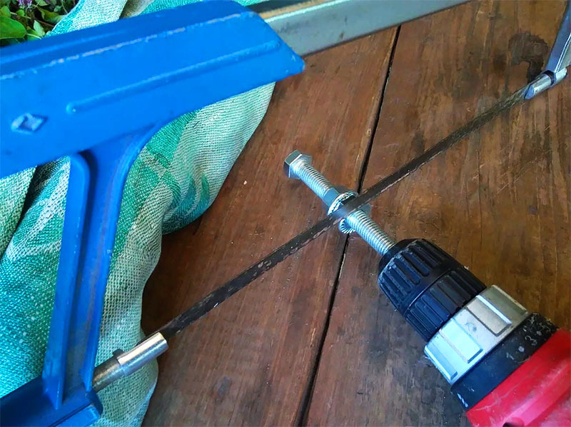 Então, usando uma chave de fenda e uma serra para metal, o parafuso pode ser cortado