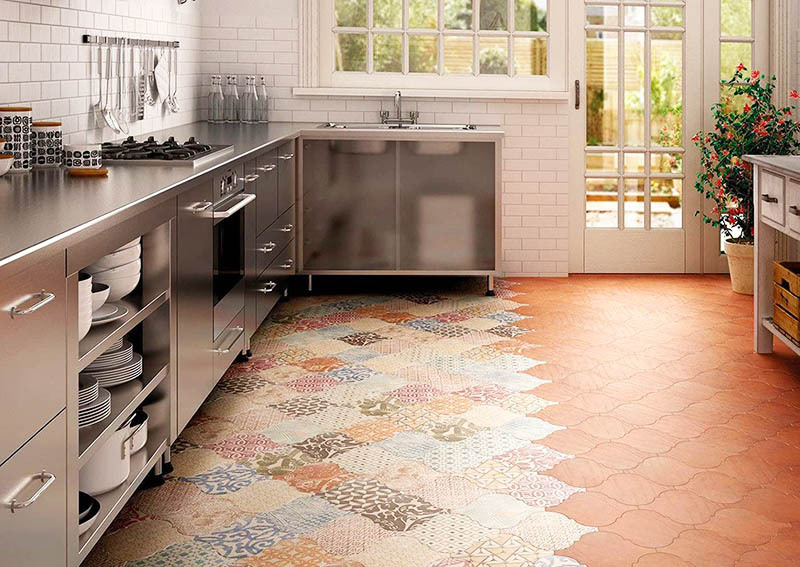 Até mesmo os tiles baratos podem ser colocados de uma maneira muito bonita e incomum. Experimente formas e cores, escolha um ladrilho hexagonal ou um quadrado regular, mas coloque o padrão em um padrão xadrez