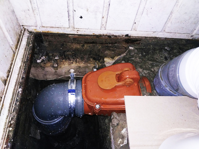 Installasjon av en tilbakeslagsventil for kloakk er mulig på alle gulv og i et privat hus