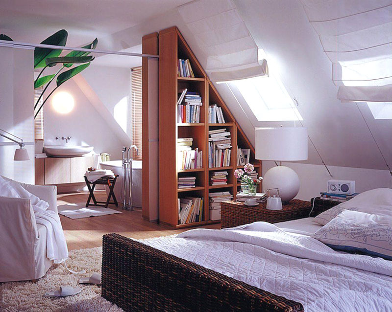 Veliko zonirano podstrešje - spalnica in majhna tuš kabina