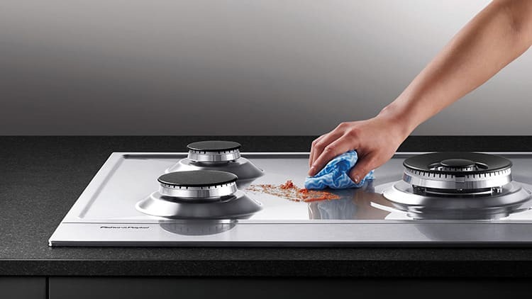 Rengjøring av ovnen for fett er et must for hver husmor som er vant til å holde kjøkkenet rent.