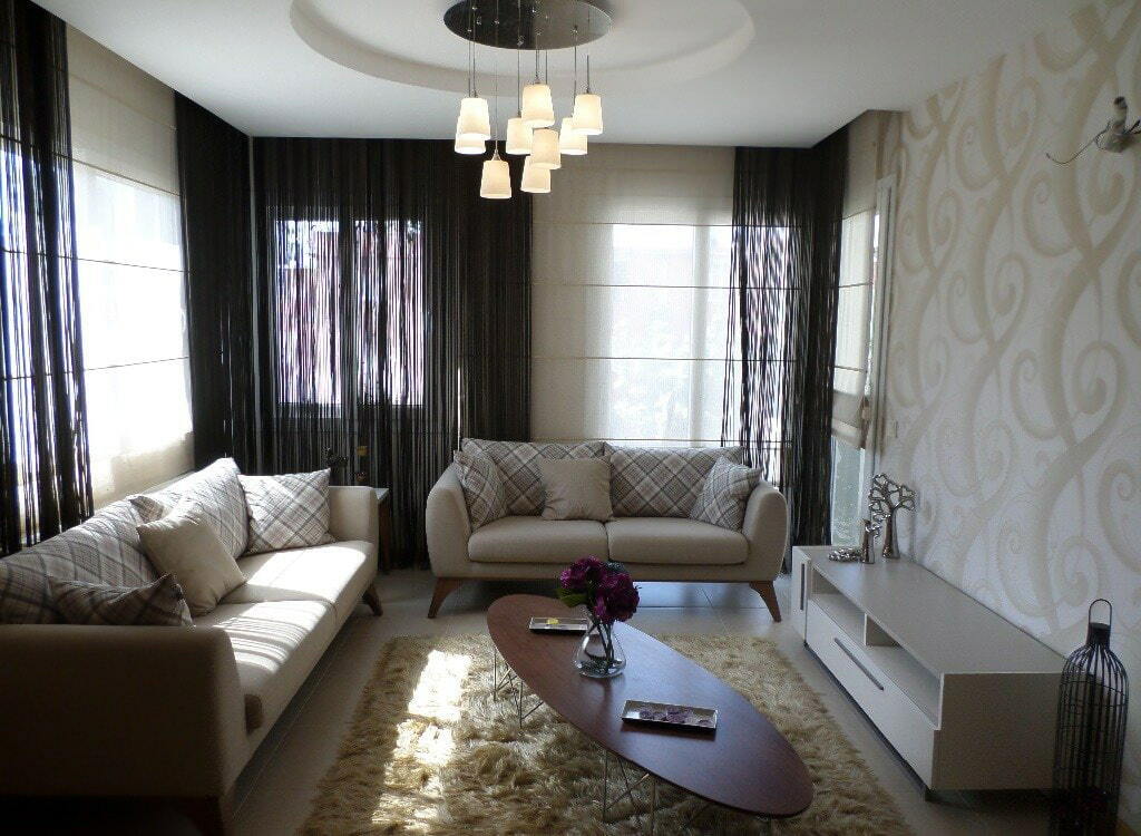 Vláknové závěsy v obývacím pokoji se dvěma pohovkami