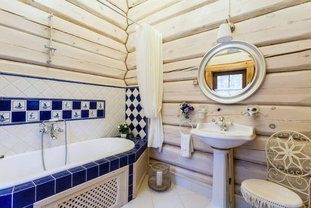 Rąstiniame name įmontuota vonia