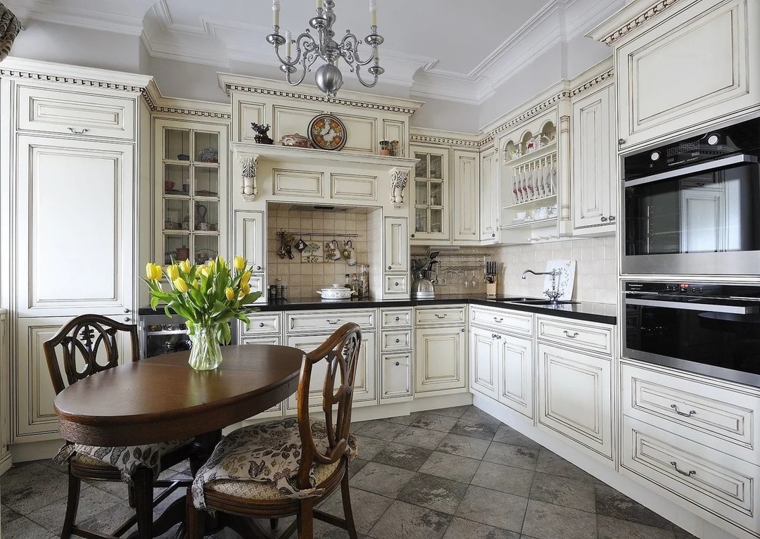 Hvitt kjøkken i klassisk stil