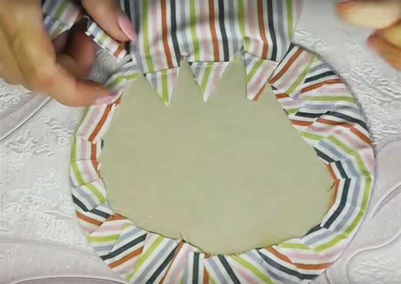 Skjær en sirkel ut av papp akkurat nok til å passe i glasset og pakk den inn i en klut