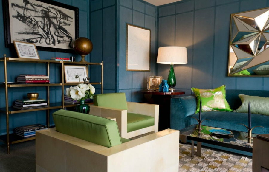Zila dīvāna kombinācija ar zaļiem akcentiem