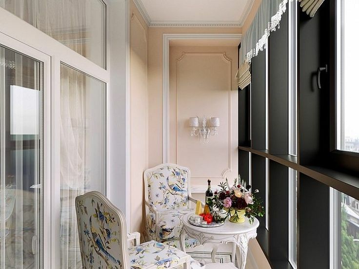 Nedidelio klasikinio stiliaus balkono interjero dekoravimas
