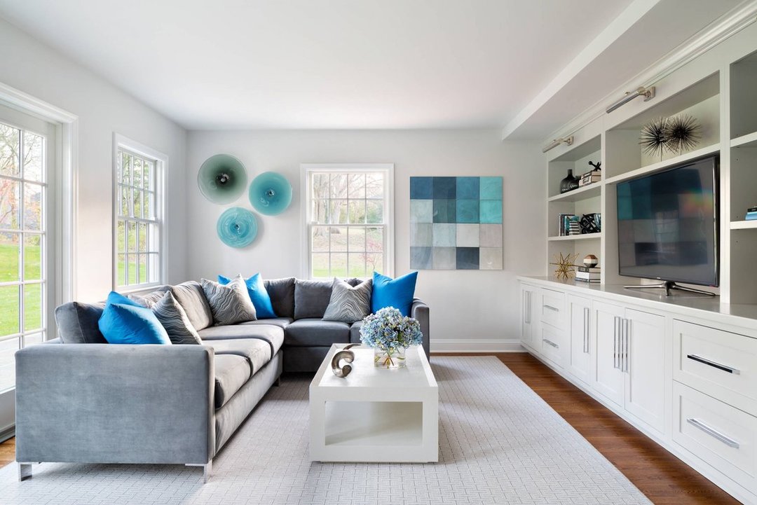 foto cinza-azulada da sala de estar