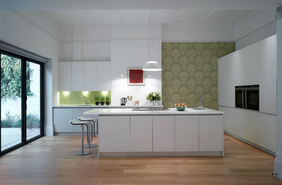 Green tapetes ar rotājumu uz sienas virtuvē mūsdienīgā stilā