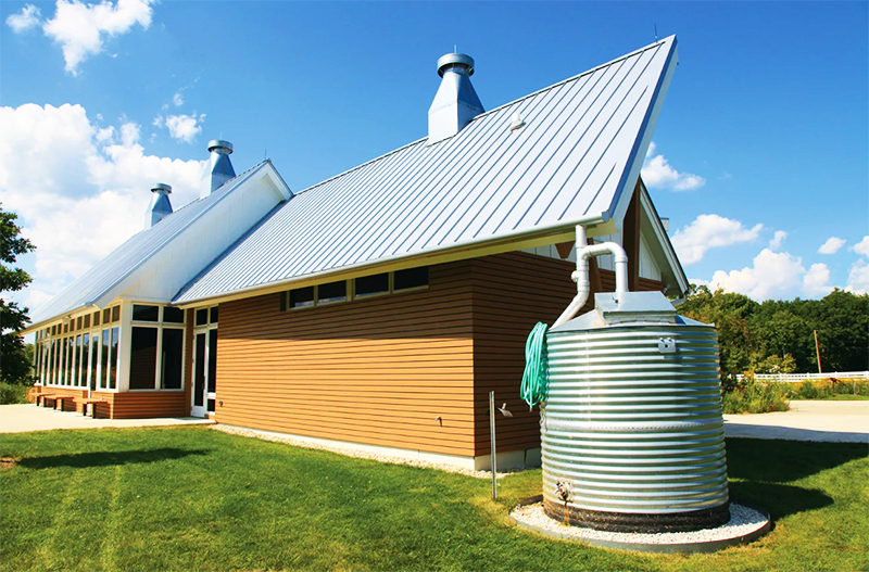 Für die automatische Bewässerung können Sie Behälter verwenden, die Regenwasser von den Dächern von Sommerhäusern sammeln