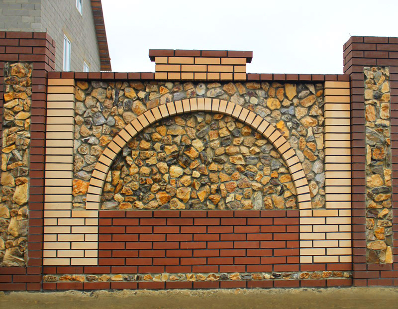 Smooth glazed brick looks contrasting with wild stone