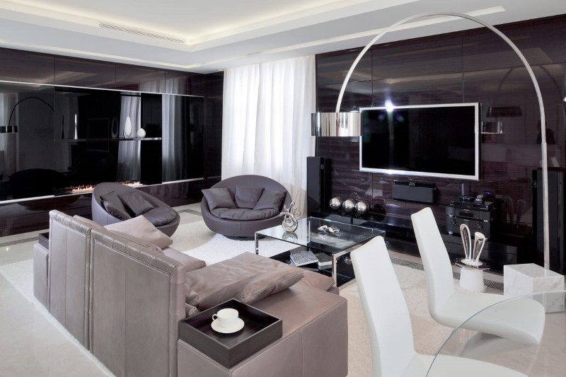 Glansiga möbler i ett högteknologiskt vardagsrum