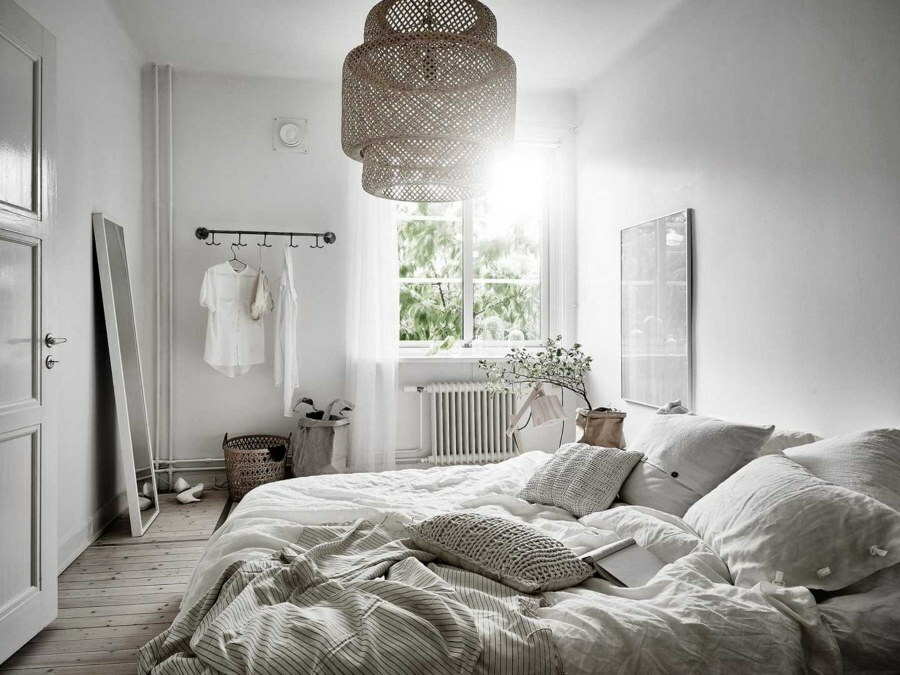 Luce naturale in una camera da letto con pareti bianche