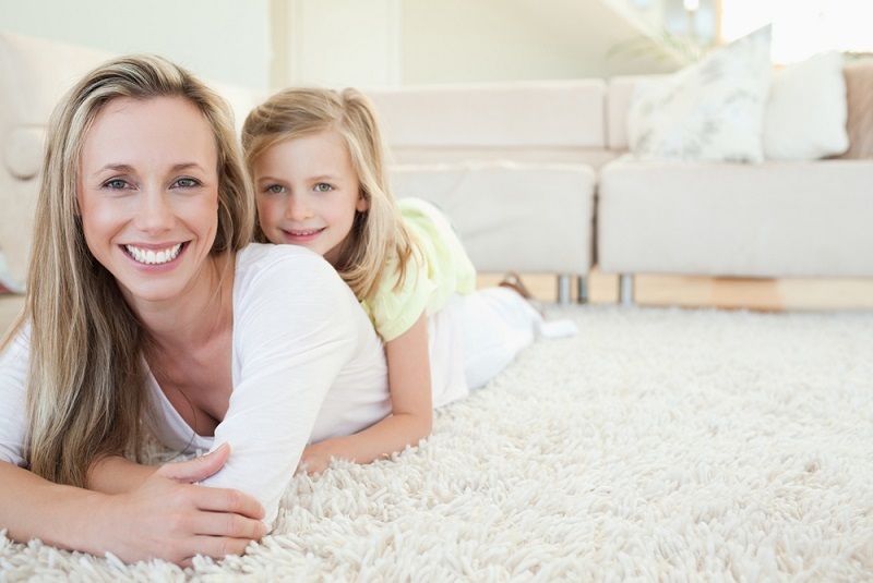 Wie reinigt man einen zotteligen Teppich mit Hausmitteln?