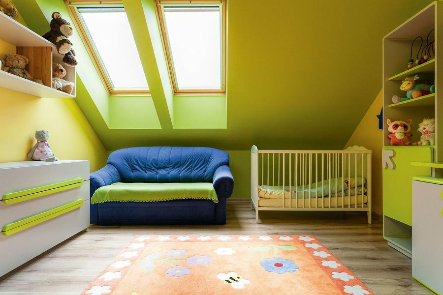 Lichtgroen plafond in de kinderkamer op zolder