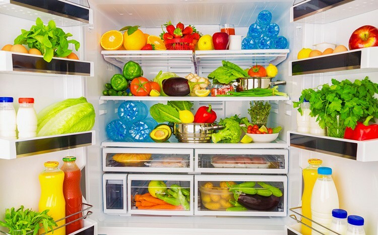 Food in the refrigerator must be placed at a distance of at least 10 cm from each other.