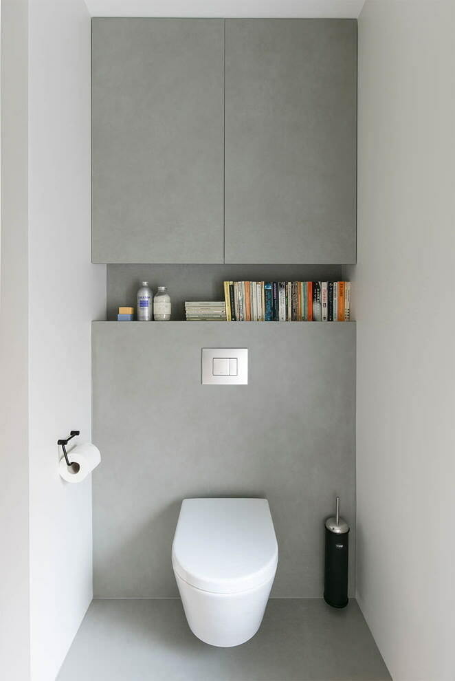 Porte grigie minimaliste dietro la toilette