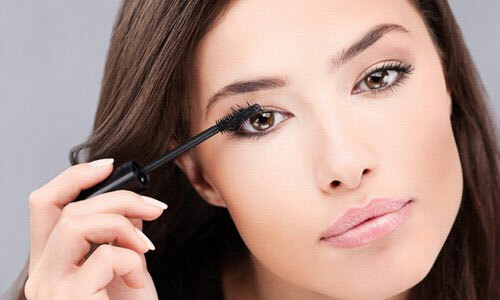Wie man Mascara wählt: machen Sie schöne Wimpern