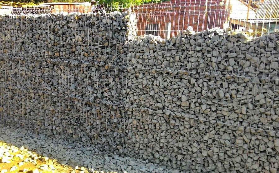 Deaf fence made of rubble and metal mesh