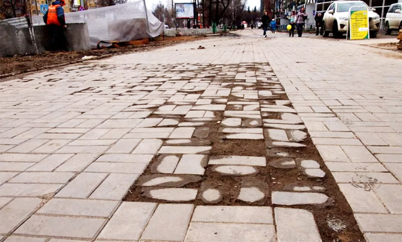 Így évről évre az ártalmatlan eső " megeszi" a betont, és csak csúnya darabokat hagy maga után