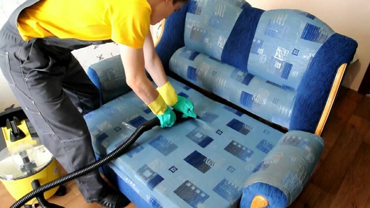 L'utilisation d'un nettoyeur à vapeur pour les meubles est considérée comme pratique, car elle élimine les taches et les odeurs du canapé en quelques minutes