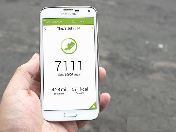 Ao contar os passos, o smartphone também se refere aos dados recebidos do acelerômetro.