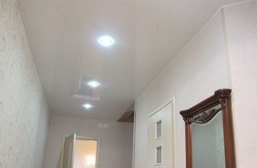 Luzes embutidas no teto do corredor