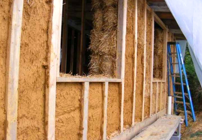 Um die Wände mit Lehm zu isolieren, wird ein Rahmen benötigt - das sind Stäbe, die sich in einem Abstand von etwa 40 cm voneinander befinden