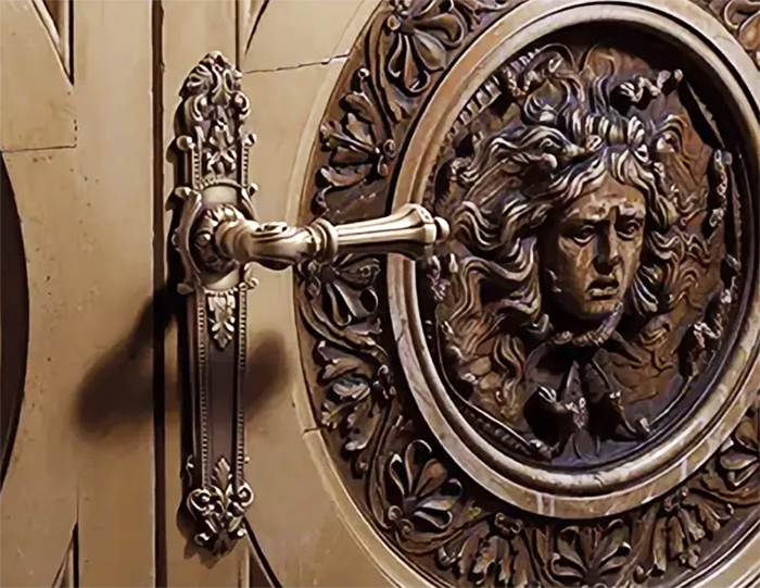 A roseta na porta não só esconde os danos, mas também a torna um toque luxuoso em um interior clássico
