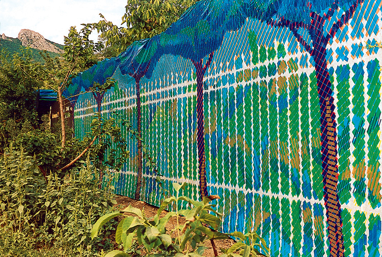 Budget fence material: why do we need a facade mesh in the country
