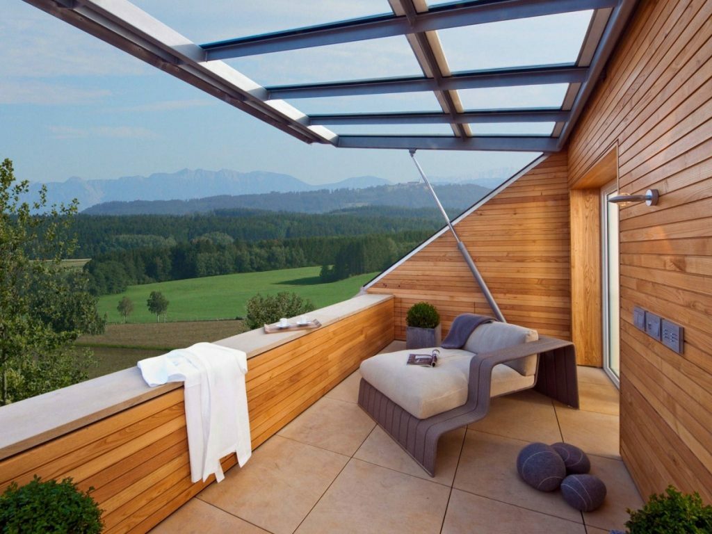Mansardinis balkonas su pakeliamais langais