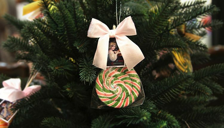 סוכריות על מקל אמיתיות יכולות לקשט גם עץ חג המולד, פשוט להשאיר אותן באריזה שקופה כדי שלא ישקע אבק על פני השטח.