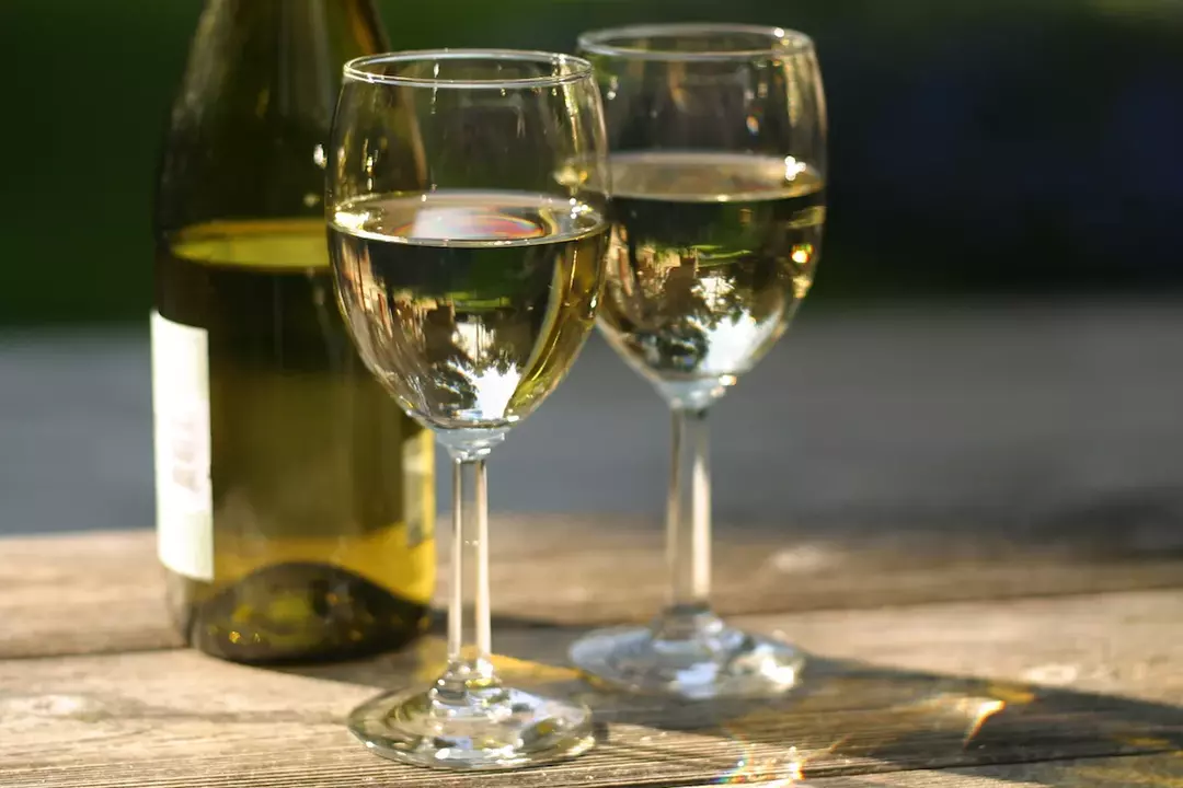 Glasses with white wine