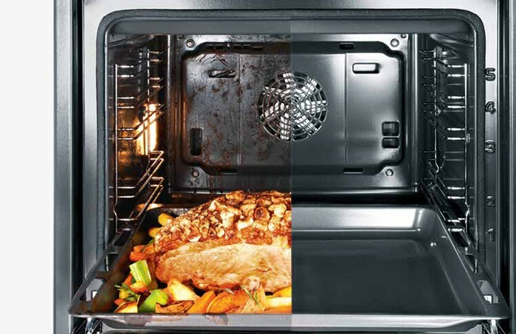 Het binnenoppervlak van de oven voor en na katalytische reiniging van het binnenoppervlak van de frituurkamer