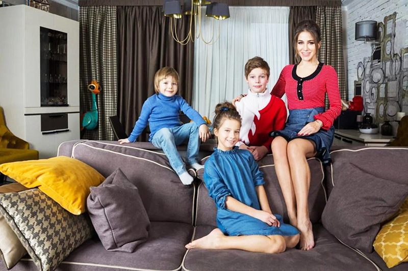 Yulia Baranovskaya ama riunirsi con i bambini in soggiorno e trascorrere calde serate in famiglia