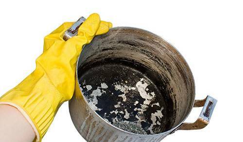 Hogyan tisztítsuk meg a rozsdamentes acélból készült edényeket a szénből - a legegyszerűbb és leggyorsabb módokon