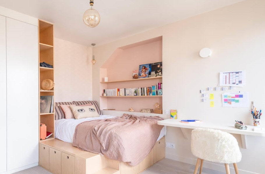 Built-in shelves in the alcove bed for girls