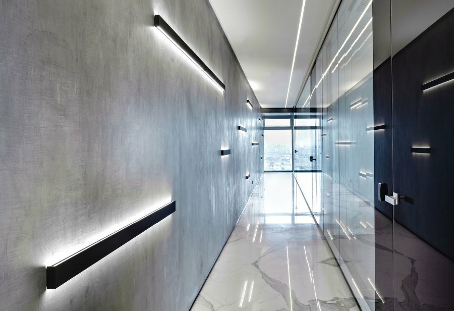 Iluminação de um longo corredor em estilo minimalista